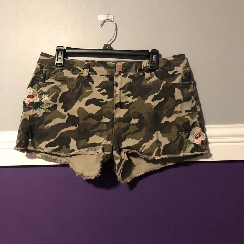 Cute camo jean shorts with flower details
